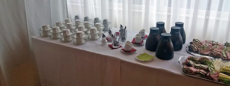 Tagungspause mit Getränken und belegten Brötchen