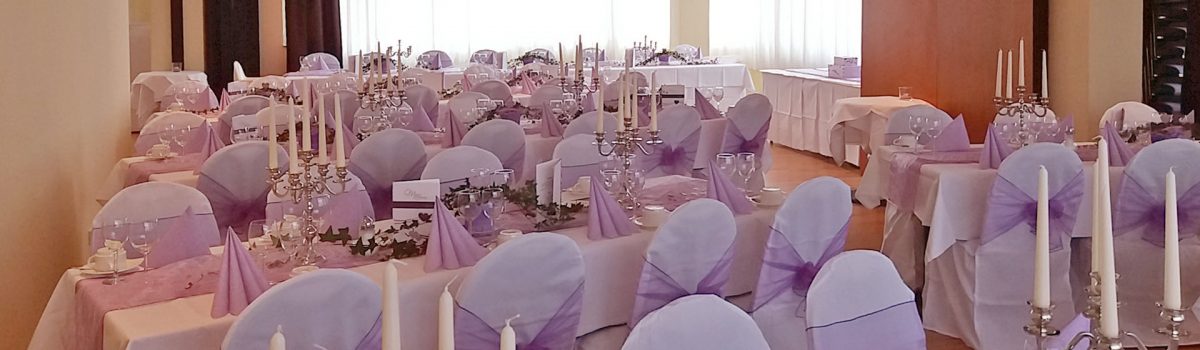 Eingedeckt für Hochzeit mit Hussen