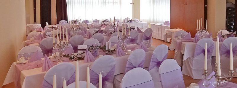 Eingedeckt für Hochzeit mit Hussen