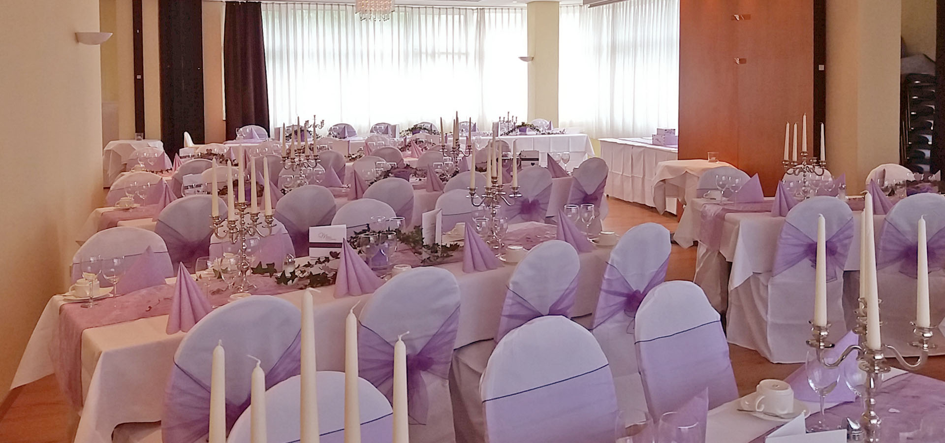 Eingedeckt für Hochzeit mit Hussen