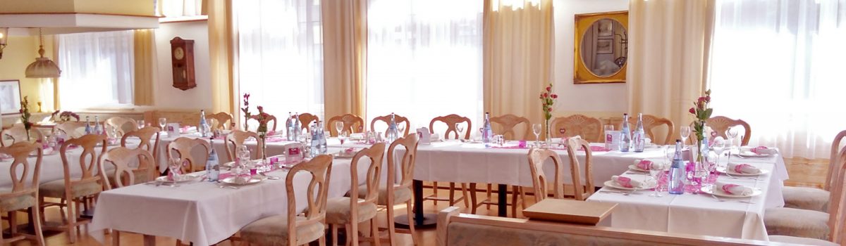 Restaurant Tische eingedeckt