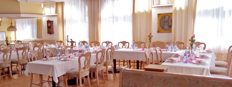 Restaurant Tische eingedeckt