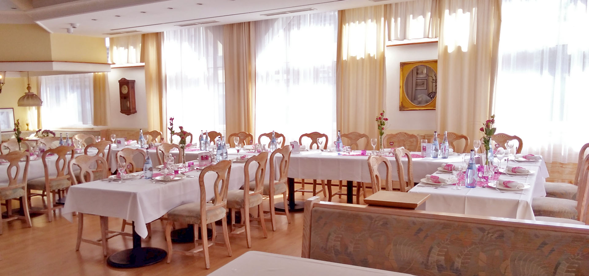 Restaurant Tische eingedeckt