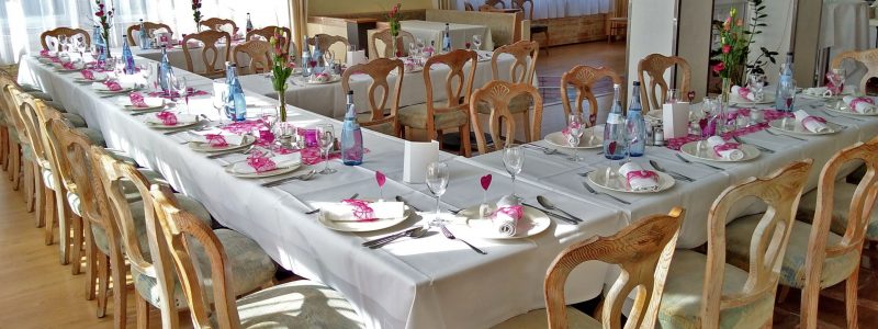 U-Tafel eingedeckt