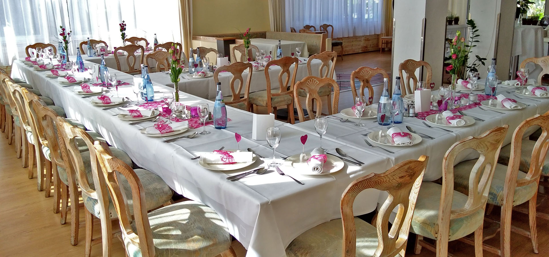 U-Tafel eingedeckt